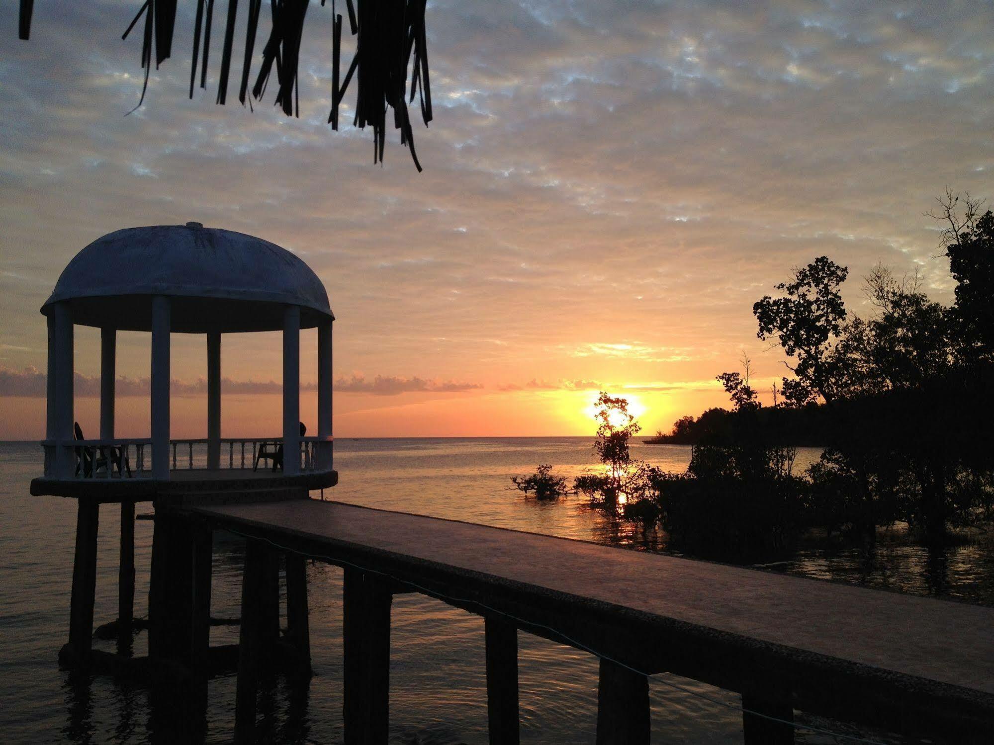 Thalassa Dive & Wellbeing Resort Manado Bagian luar foto
